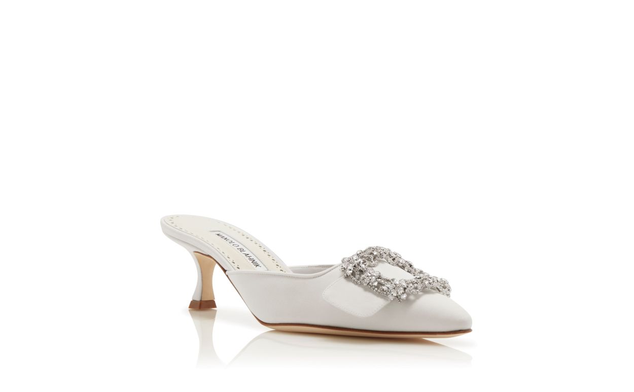 Weiße Satin-Steppschuhe mit Kristall-Schnalle