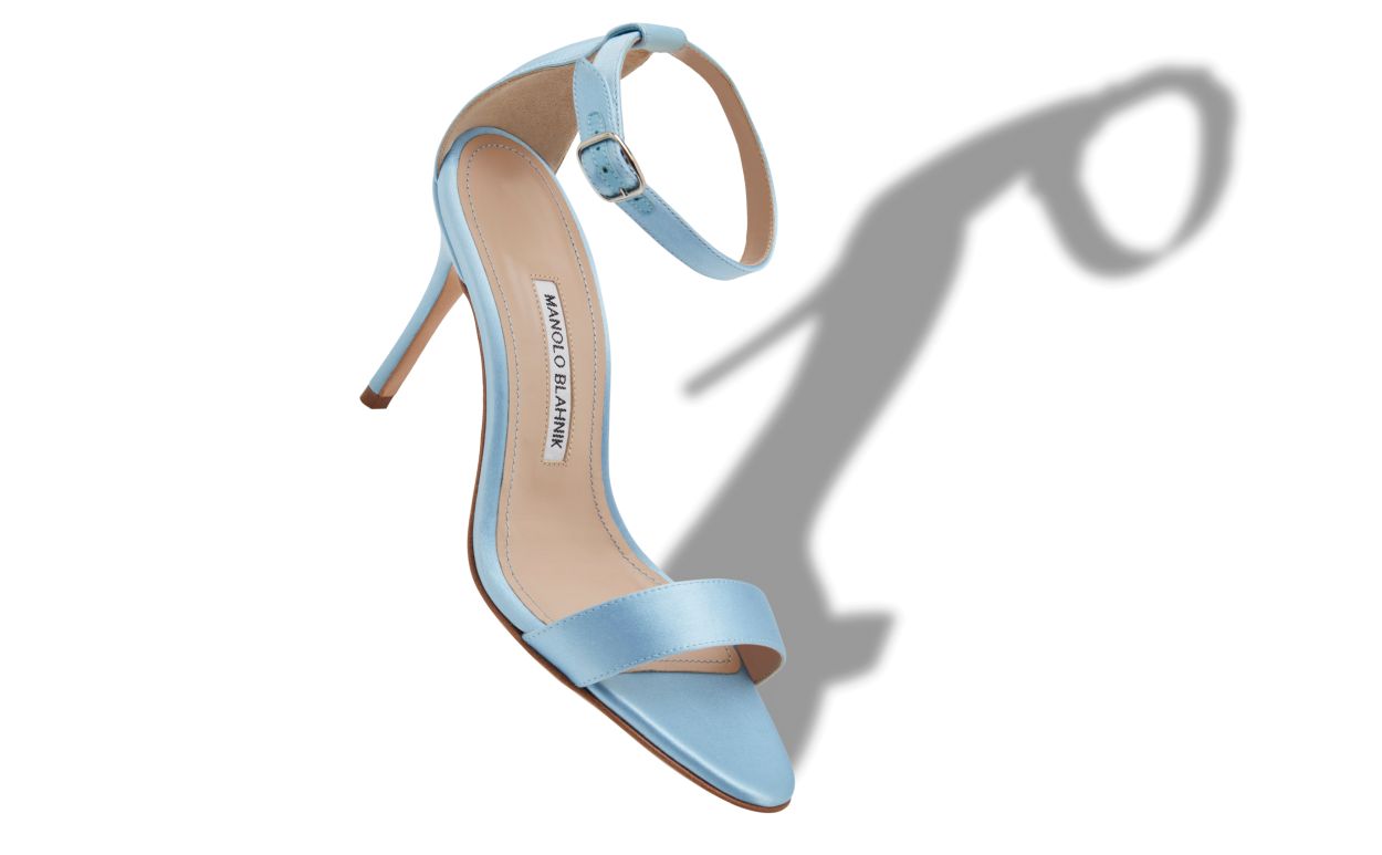Leichtblaue Satin-Knobel-Sandalen