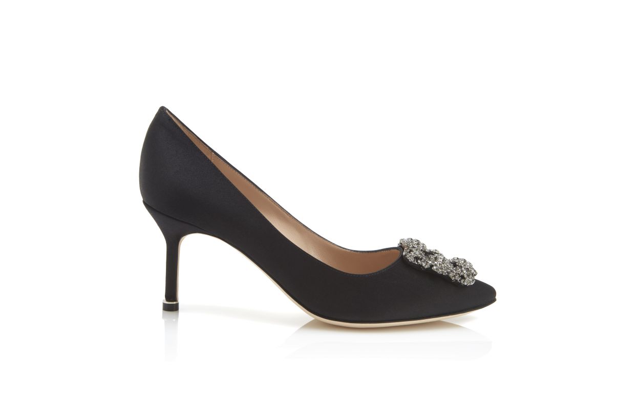 Schwarze Satin-Steppen-Pumps mit Juwel-Schnalle