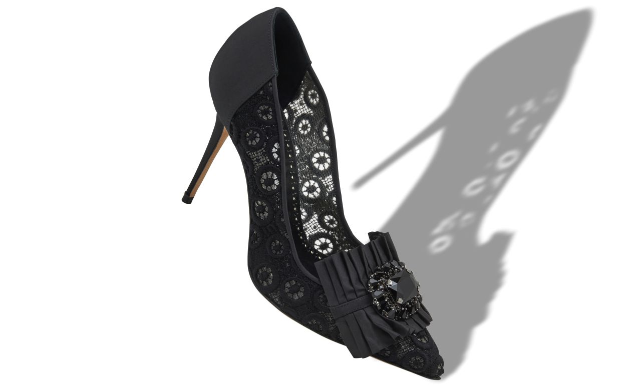 Schwarze Spitzen-Pumps mit Juwelendekoration