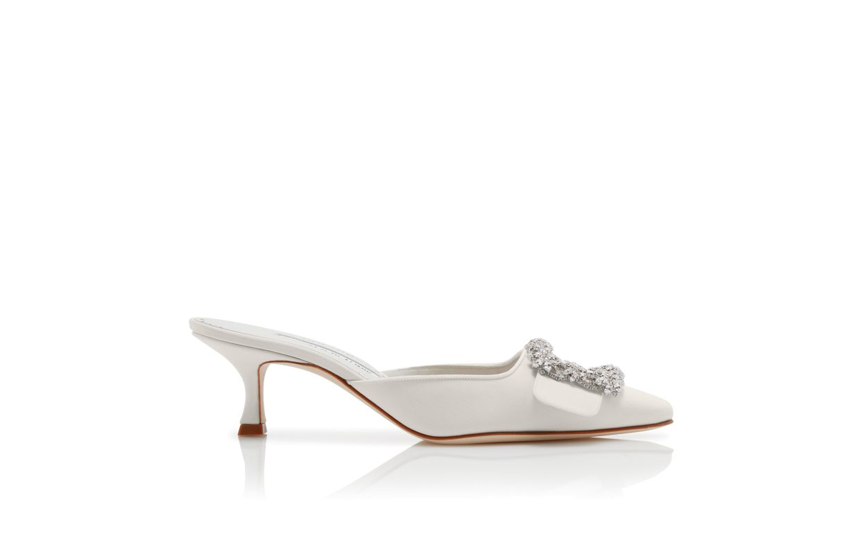 Weiße Satin-Steppschuhe mit Kristall-Schnalle