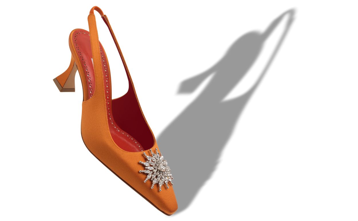 Orangene Satin-Pumps mit Kristall-Embellishment