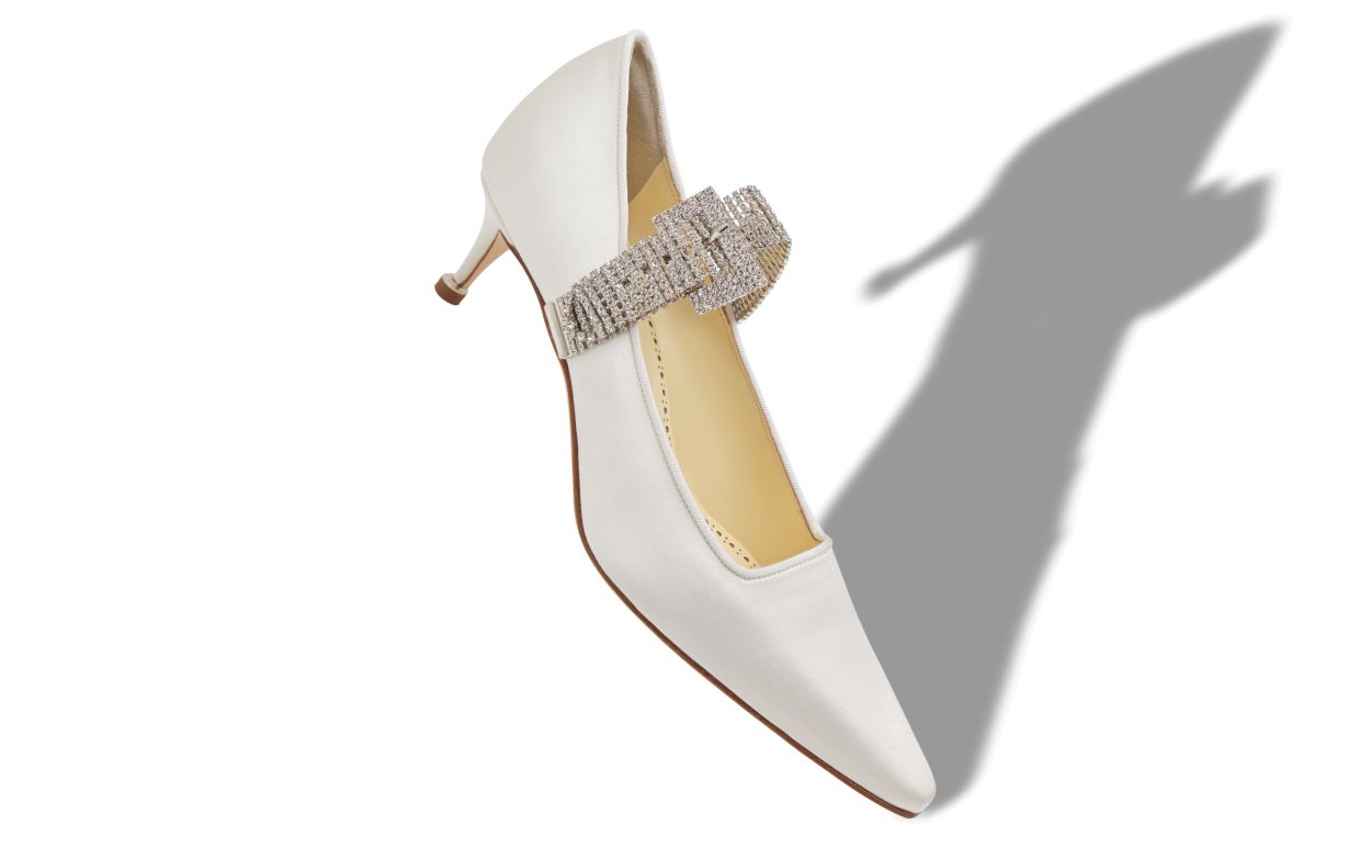 Leichtcremfarbene Satin-Pumps mit Kristallbesatz und Riemen