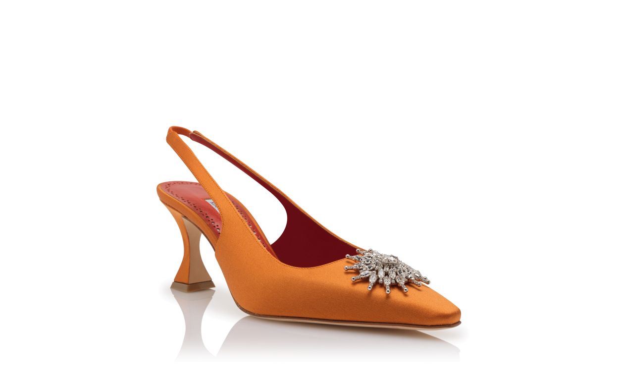 Orangene Satin-Pumps mit Kristall-Embellishment