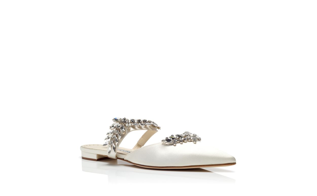 Leichtcremefarbene Satin-Kristallbestickte Flat-Sandalen