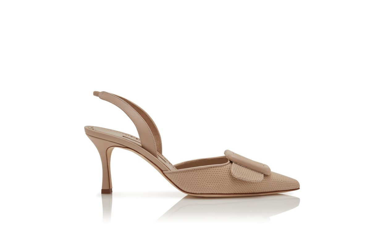 Leichtbeige Kalbsleder-Pumps mit Schnallen-Details und Schlupfriemen