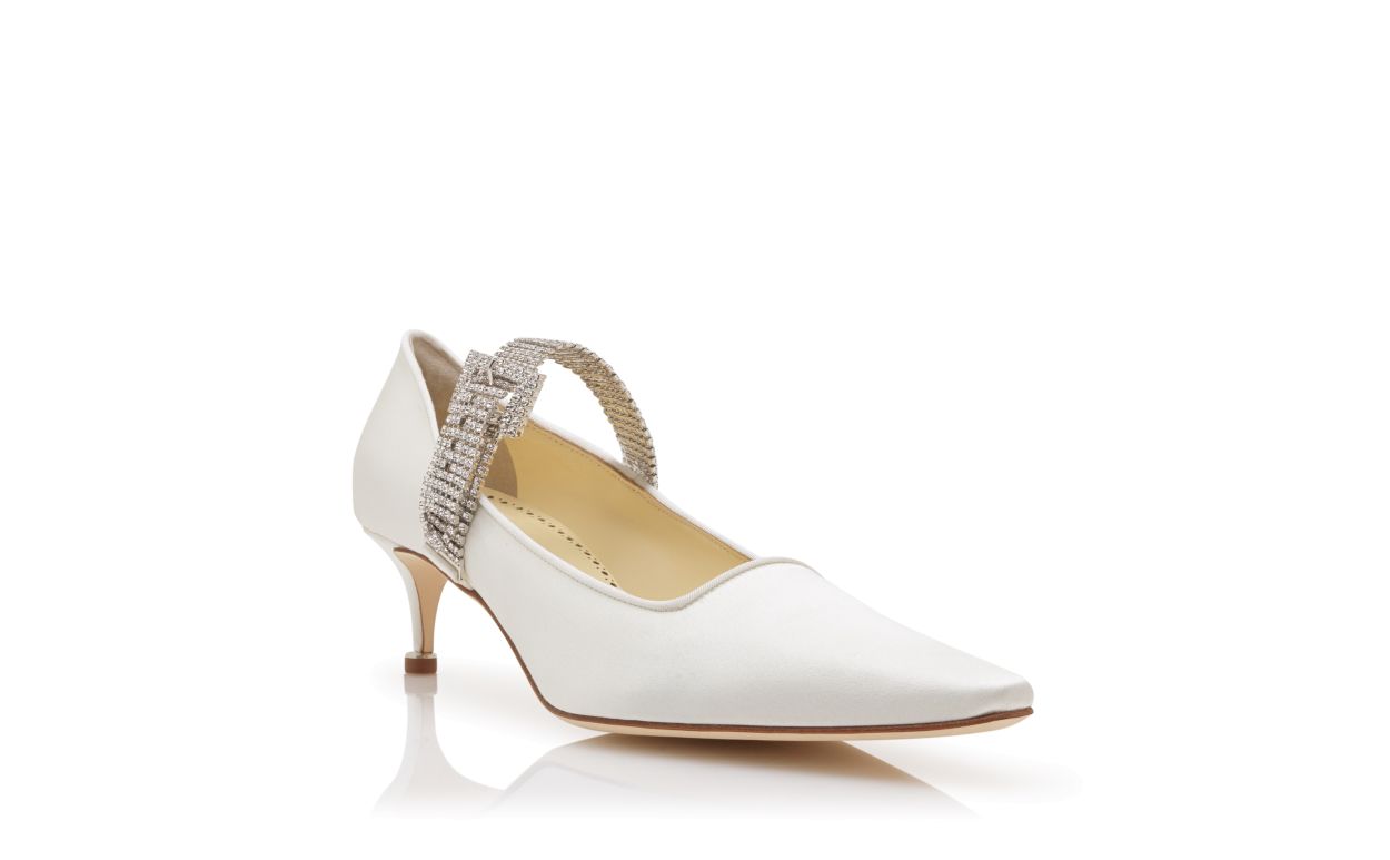 Leichtcremfarbene Satin-Pumps mit Kristallbesatz und Riemen