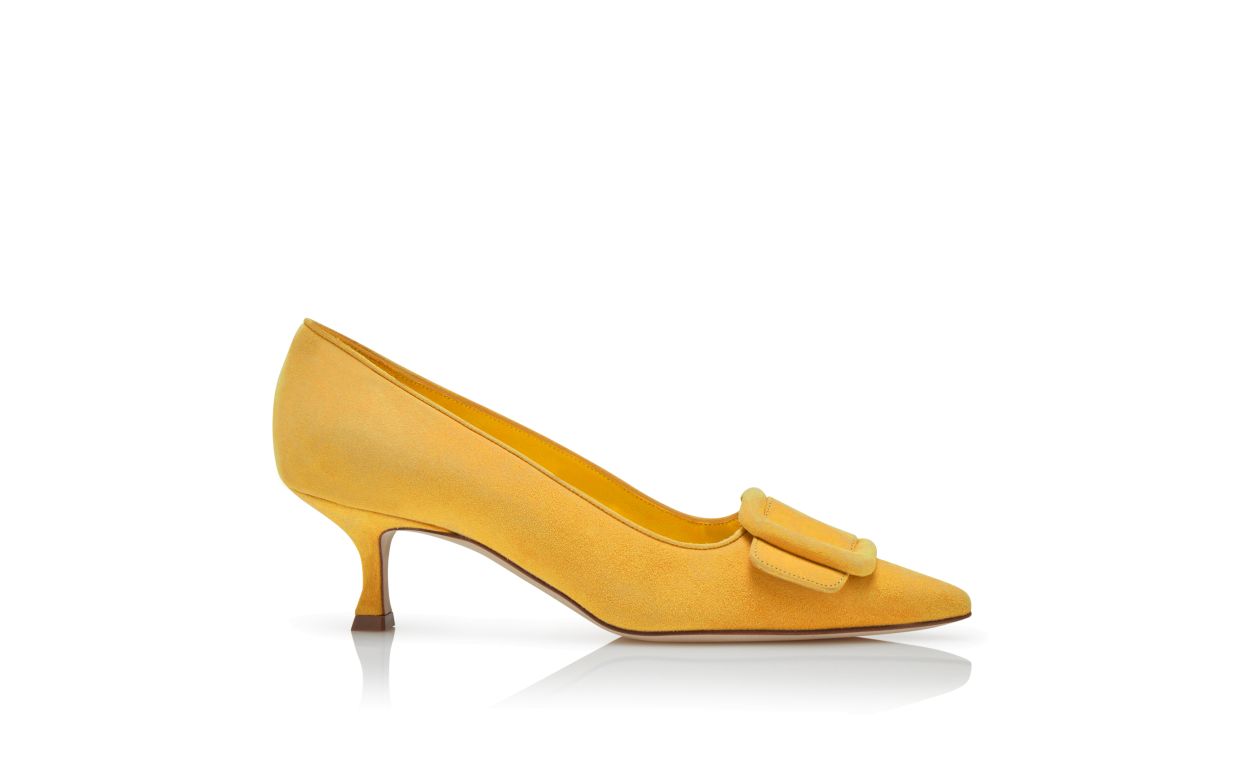 Gelbe Wildleder-Pumps mit Schnallen-Detail