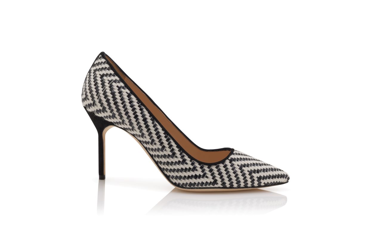 Schwarze und weiße Raffia-Pumps mit spitzem Absatz
