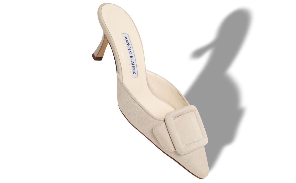Leichtcremefarbene Wildleder-Mules mit Schnallen-Detail