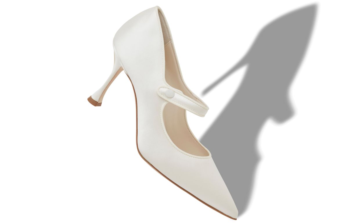 Cremfarbene Satin-Pumps mit spitzem Zehenbereich