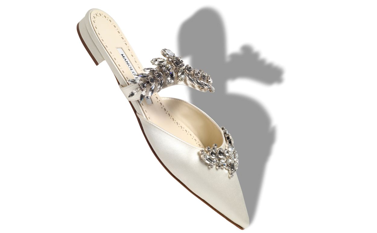 Leichtcremefarbene Satin-Kristallbestickte Flat-Sandalen