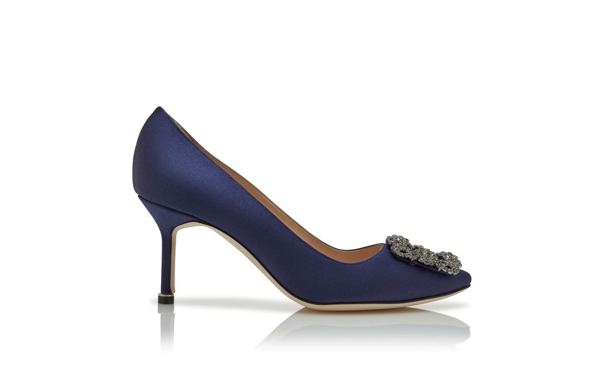Marineblau aus Satin mit Juwel-Schnalle-Pumps
