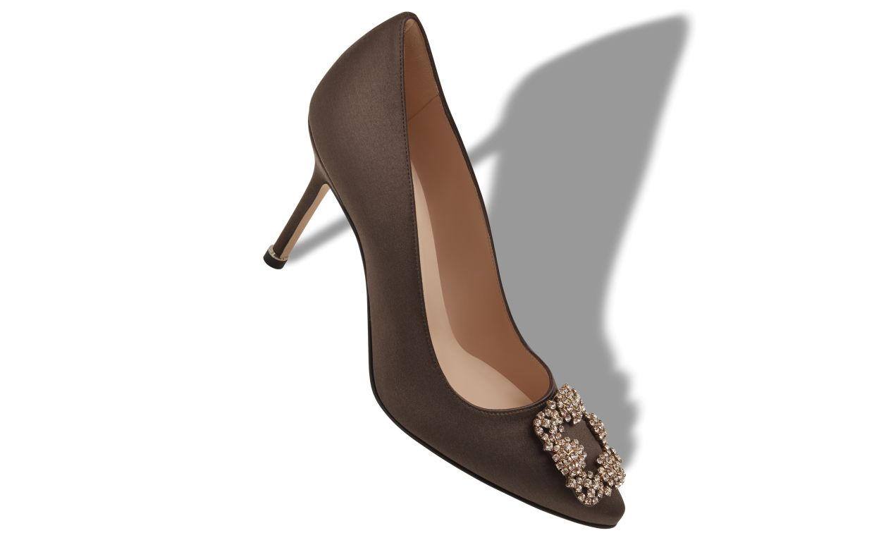 Braune Satin-Perlen-Schnallen-Pumps