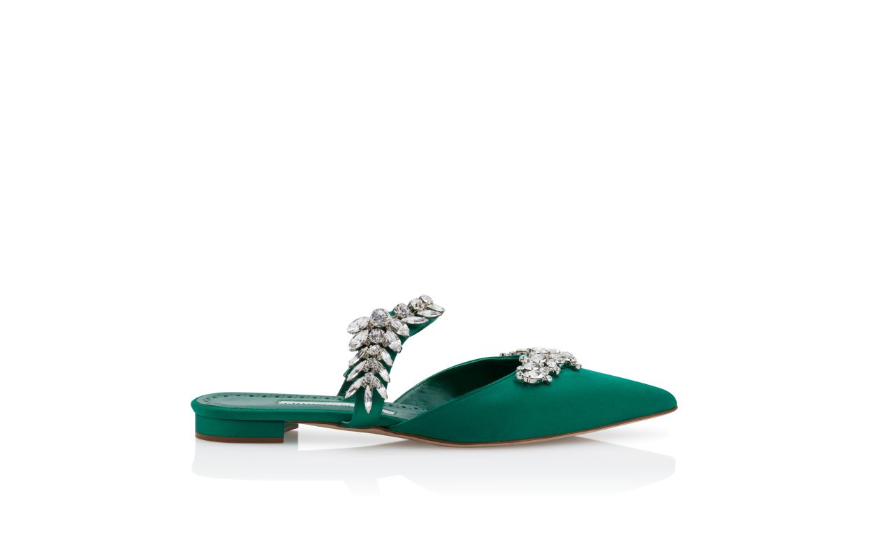 Grüne Satin-Steppmules mit Kristallverzierung